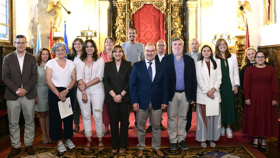 As autoridades, coas persoas premiadas e público acompañante. Foto: Santi Alvite As autoridades, coas persoas premiadas e público acompañante. Foto: Santi Alvite
