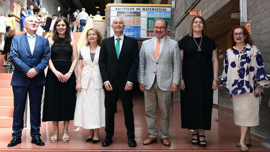 O novo equipo decanal xunto co reitor, a secretaría xeral e a ex decana. Foto: Santi Alvite O novo equipo decanal xunto co reitor, a secretaría xeral e a ex decana. Foto: Santi Alvite