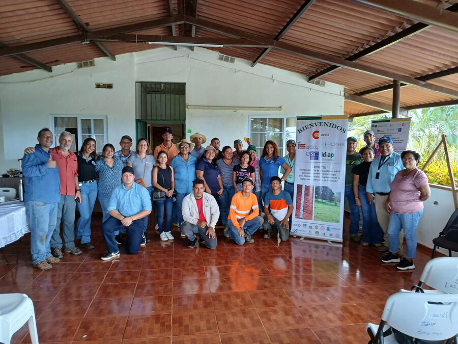Foto de grupo das peraoas que participan no proxecto. Agustín Merino, de pé segundo pola esquerda Foto de grupo das peraoas que participan no proxecto. Agustín Merino, de pé segundo pola esquerda