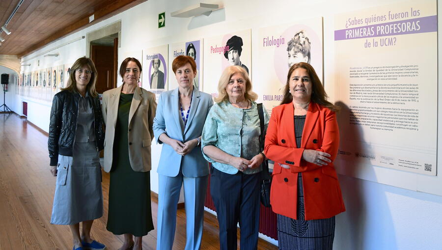 De esquerda a dereita, Eva López, Sonia E. Rodríguez, Pilar Murias, Isabel Tajahuerce e Violeta Izquierdo. Foto: Santi Alvite 