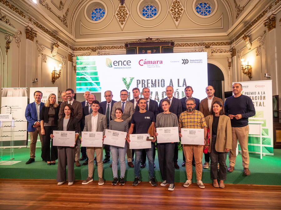 Foto de familia das persoas premiadas coas autoridades Foto de familia das persoas premiadas coas autoridades