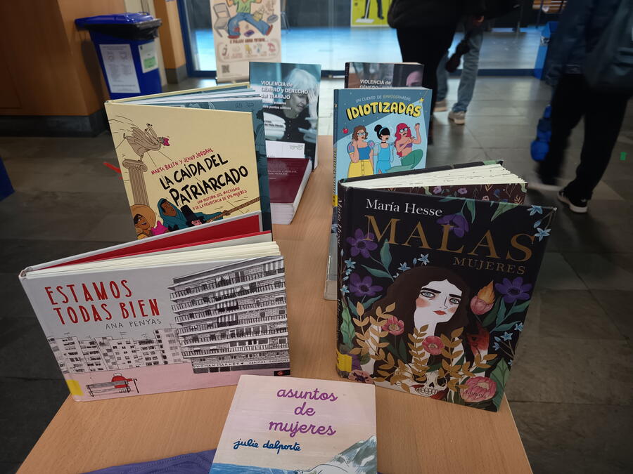 As primeiras persoas que realicen un préstamo dun dos títulos expostos recibirán como agasallo unha camiseta