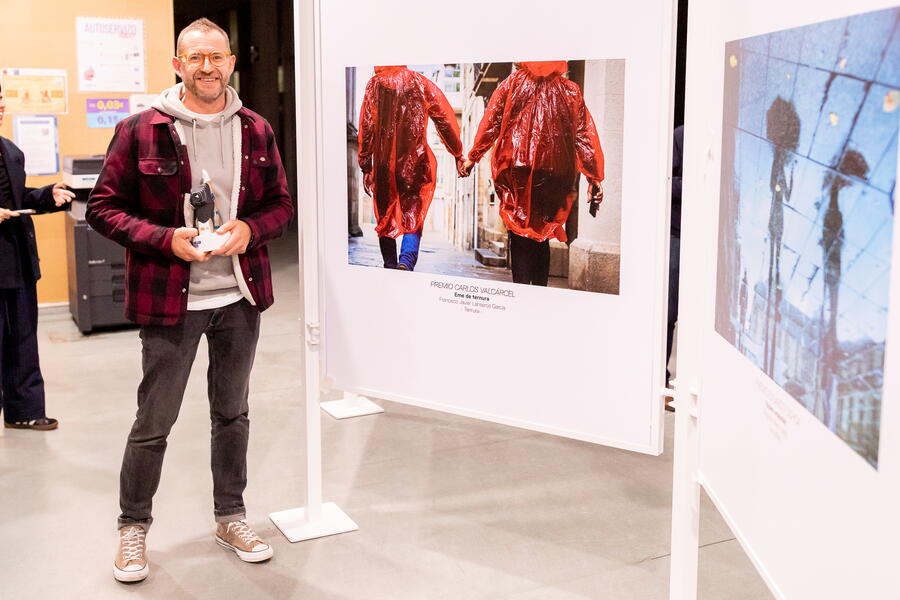 O Premio Carlos Valcárcel ao mellor traballo presentado dentro do tema proposto pola organización, dotado con 350 euros e diploma acreditativo, recaeu na fotografía ‘Eme de ternura’ de Francisco Javier Lanseros García. FOTO: Marcos López