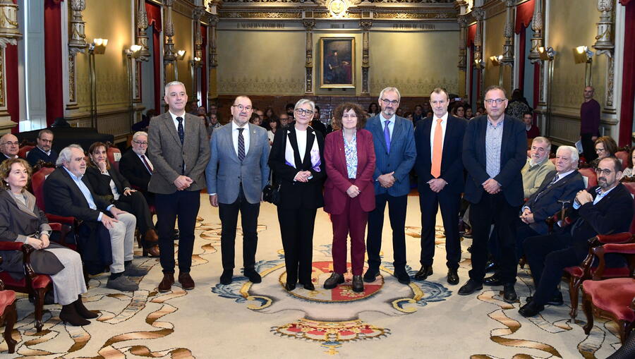De esquerda a dereita, o secretario xeral da Lingua, Valentín García; o reitor Antonio López, a profesora Losada, a alcaldesa Goretti Sanmartín, o profesor Pose, Manuel Núñez Singala, e o vicerreitor Gumersindo Feijoo. FOTO: Santi Alvite