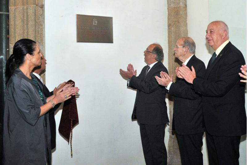 O Parlamento de Galicia coloca en Fonseca unha placa conmemorativa do Colexio como a súa segunda sede O Parlamento de Galicia coloca en Fonseca unha placa conmemorativa do Colexio como a súa segunda sede