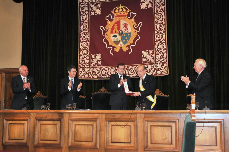 O presidente do Goberno de España impúxolle a Gran Cruz da Orde de Isabel a Católica a Gerardo Fernández Albor nun acto na USC O presidente do Goberno de España impúxolle a Gran Cruz da Orde de Isabel a Católica a Gerardo Fernández Albor nun acto na USC