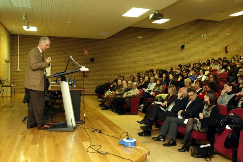 O catedrático de Psicopatoloxía de Oviedo Serafín Lemos interveu na festividade do patrón de Psicoloxía