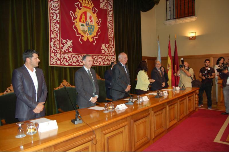 A USC recoñece a 50 integrantes do seu cadro de persoal os máis de trinta anos ao servizo da institución A USC recoñece a 50 integrantes do seu cadro de persoal os máis de trinta anos ao servizo da institución
