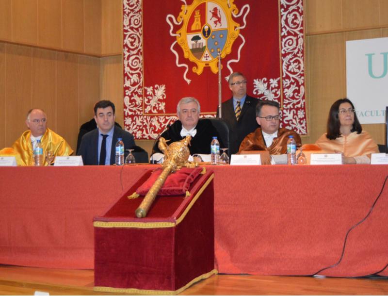 “A USC precisa de loxística e administración eficiente”, di Viaño, para quen “non son tempos de vivir do ‘glamour’ nin da historia” “A USC precisa de loxística e administración eficiente”, di Viaño, para quen “non son tempos de vivir do ‘glamour’ nin da historia”