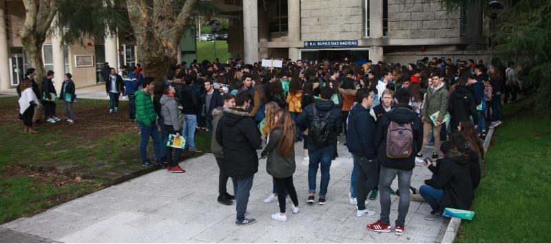 Chegaron a Santiago os primeiros estudantes de secundaria que esta semana coñecerán o campus