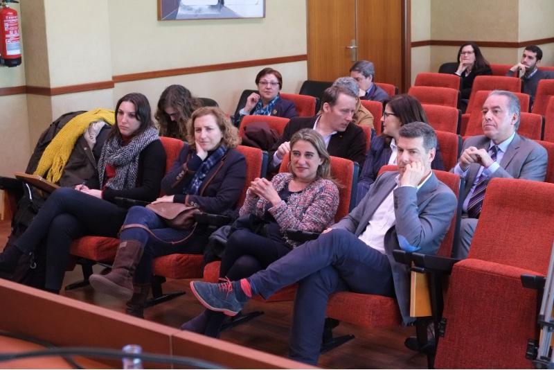 A Facultade de Ciencias Económicas e Empresariais e a delegación do Instituto Español de Analistas Financeiros en Galicia presentan o Anuario do Euro 2015 A Facultade de Ciencias Económicas e Empresariais e a delegación do Instituto Español de Analistas Financeiros en Galicia presentan o Anuario do Euro 2015