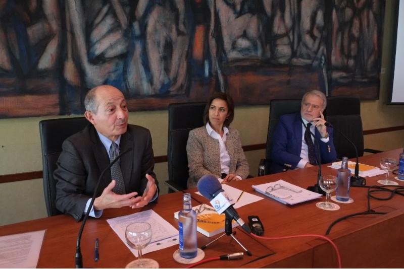 A Facultade de Ciencias Económicas e Empresariais e a delegación do Instituto Español de Analistas Financeiros en Galicia presentan o Anuario do Euro 2015 A Facultade de Ciencias Económicas e Empresariais e a delegación do Instituto Español de Analistas Financeiros en Galicia presentan o Anuario do Euro 2015