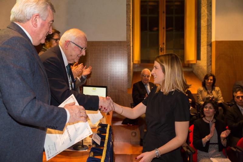 A investigadora María Aymerich recolleu o premio Ernesto Viéitez da Academia Galega de Ciencias