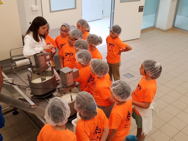 Escolares lugueses coñecen a Aula de Produtos Lácteos e Tecnoloxías Alimentarias da USC polo Día Internacional do Leite Escolares lugueses coñecen a Aula de Produtos Lácteos e Tecnoloxías Alimentarias da USC polo Día Internacional do Leite