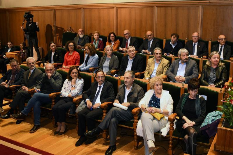 O reitor impúxolle a Insignia Fonseca a 73 integrantes dos cadros de persoal docente e de administración O reitor impúxolle a Insignia Fonseca a 73 integrantes dos cadros de persoal docente e de administración