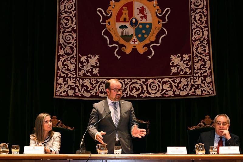 O reitor impúxolle a Insignia Fonseca a 73 integrantes dos cadros de persoal docente e de administración O reitor impúxolle a Insignia Fonseca a 73 integrantes dos cadros de persoal docente e de administración