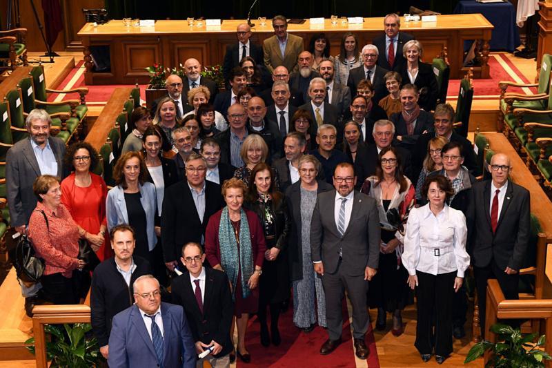 O reitor impúxolle a Insignia Fonseca a 73 integrantes dos cadros de persoal docente e de administración O reitor impúxolle a Insignia Fonseca a 73 integrantes dos cadros de persoal docente e de administración