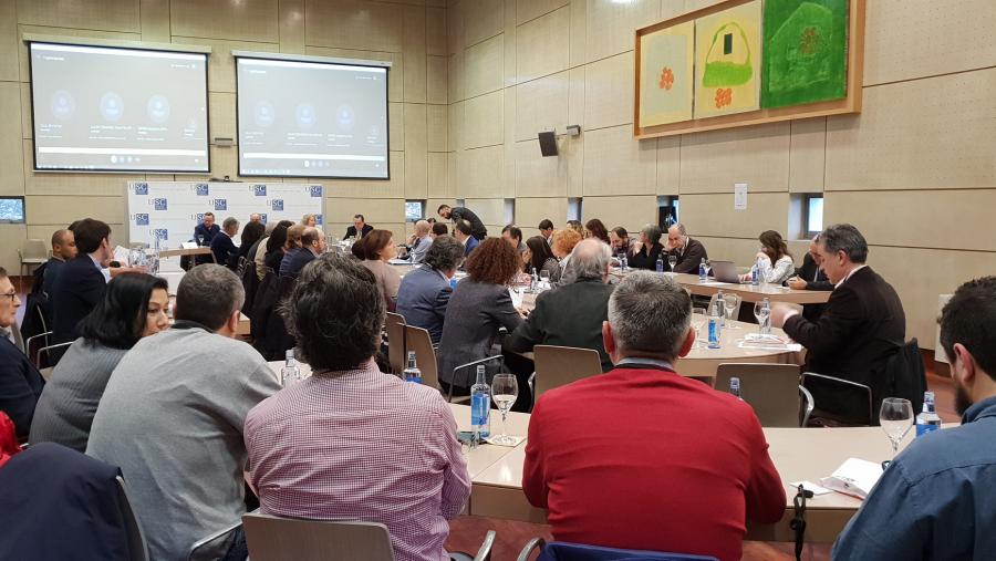 O encontro permite escoitar de primeira man as visións doutros países, as iniciativas europeas e da industria, á vez que identifica as oportunidades e expón accións conxuntas de forma eficiente O encontro permite escoitar de primeira man as visións doutros países, as iniciativas europeas e da industria, á vez que identifica as oportunidades e expón accións conxuntas de forma eficiente