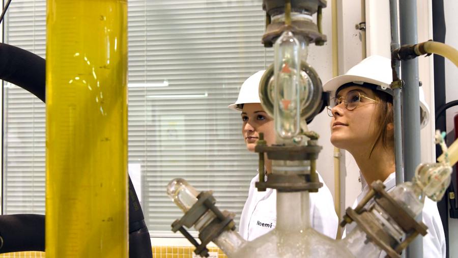 Estudantes no laboratorio de procesos químicos Estudantes no laboratorio de procesos químicos