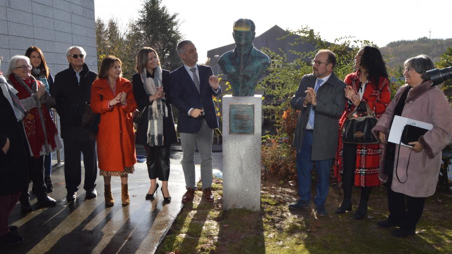 O reitor da USC e o secretario Xeral de Política Lingüística, entre outras autoridades, a carón do busto do fundador do grupo Antón de Marcos inaugurado na Facultade de ADE