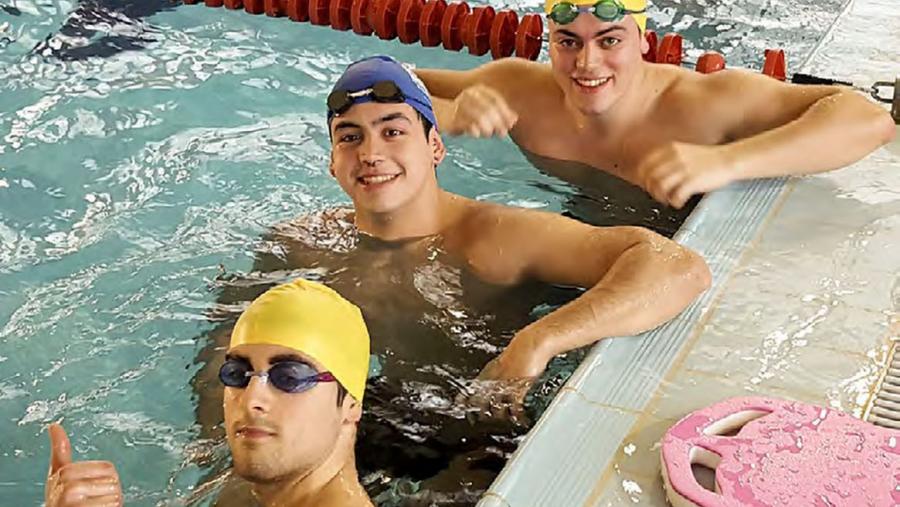 Estudantes na piscina universitaria