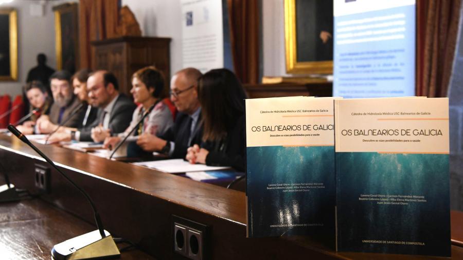 O acto estivo presidido polo reitor Antonio López quen puxo de manifesto que o feito de que este non sexa un libro convencional, senón unha guía didáctica, constitúe un “valor fundamental” que serve para que nenos e mozos valoren a auga “como instrumento de terapia”. FOTO: Santi Alvite O acto estivo presidido polo reitor Antonio López quen puxo de manifesto que o feito de que este non sexa un libro convencional, senón unha guía didáctica, constitúe un “valor fundamental” que serve para que nenos e mozos valoren a auga “como instrumento de terapia”. FOTO: Santi Alvite
