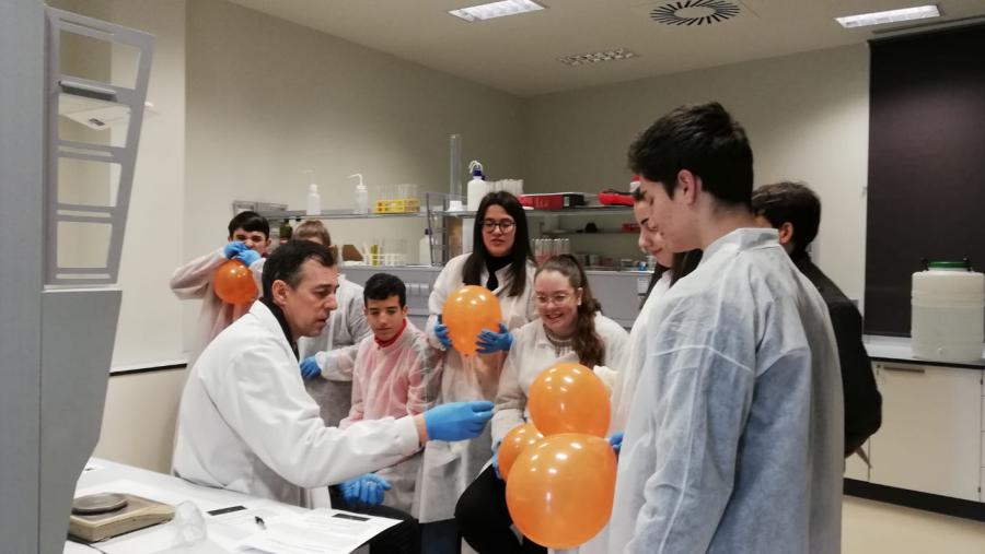 Martínez Ageitos, con estudantes nun laboratorio da Facultade de Ciencias O profesor Martínez Ageitos, á esquerda, con alumnos de ensino medio nun laboratorio de investigación