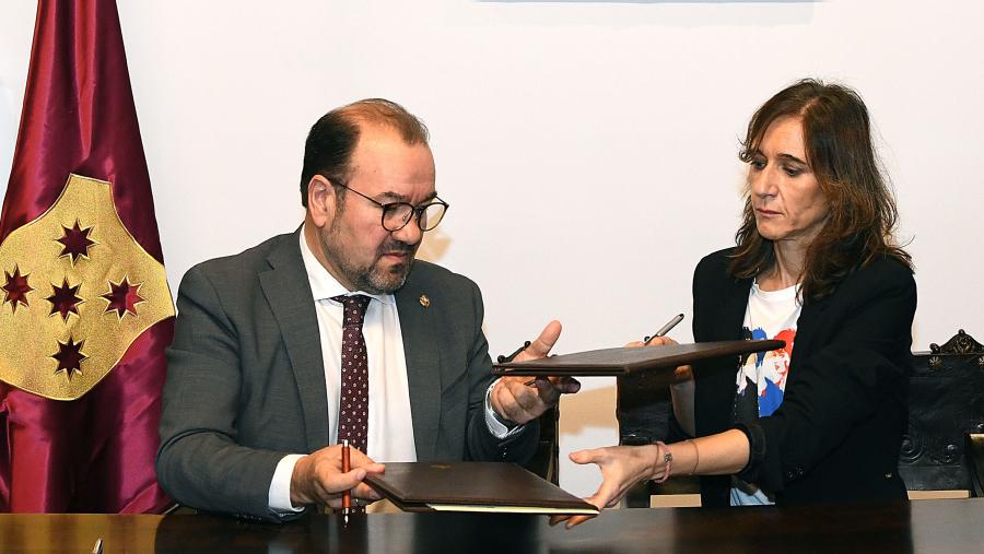 Antonio López e Carmen Pomar na sinatura do convenio Antonio López e Carmen Pomar na sinatura do convenio