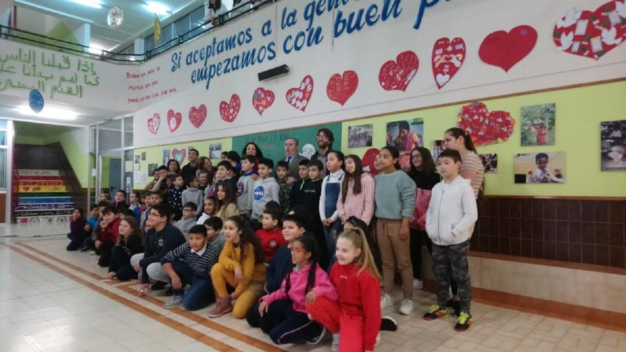 Escolares do CEIP Paradai de Lugo con autoridades e integrantes do grupo XuvenCiencia da USC