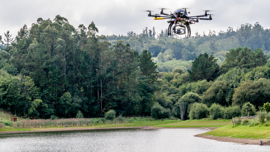 Un dron sobrevoa a auga dun encoro Un dron sobrevoa a auga dun encoro
