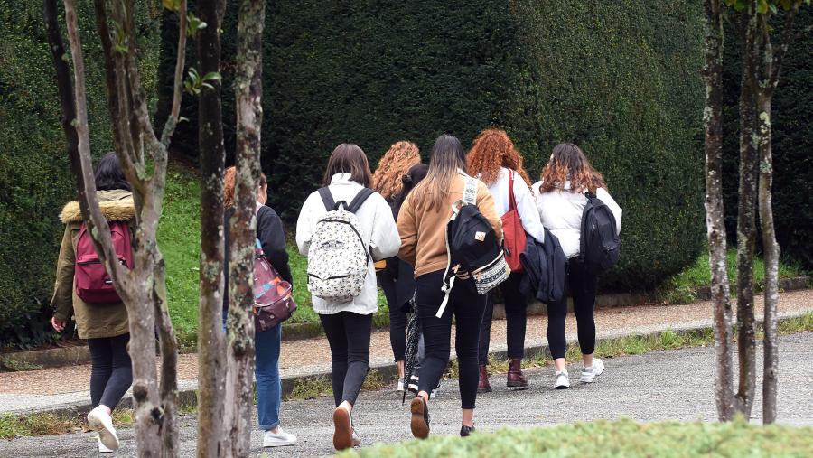 No transcurso deste proxecto de Aprendizaxe-Servizo que finalizou este mércores 12 de maio co gallo do Día Internacional da Enfermaría, o alumnado participante dialogou previamente cos responsables do centro e das aulas, alén de desenvolver un cuestionario previo a partir do cal puideron deseñarse as diversas intervencións de concienciación. FOTO: Santi Alvite No transcurso deste proxecto de Aprendizaxe-Servizo que finalizou este mércores 12 de maio co gallo do Día Internacional da Enfermaría, o alumnado participante dialogou previamente cos responsables do centro e das aulas, alén de desenvolver un cuestionario previo a partir do cal puideron deseñarse as diversas intervencións de concienciación. FOTO: Santi Alvite
