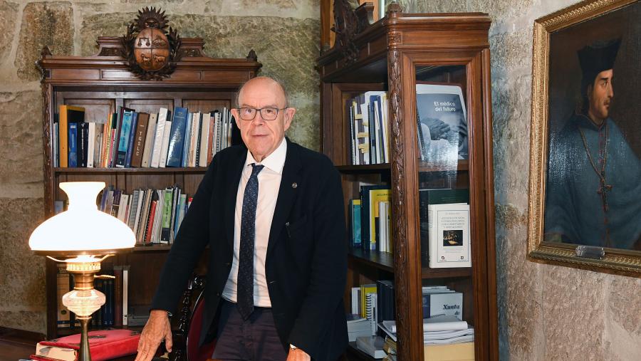 O profesor Álvarez Escudero acaba de ser reelixido decano de Medicina e Odontoloxíaa. Foto: Santi Alvite O profesor Álvarez Escudero no seu despacho na Facultade