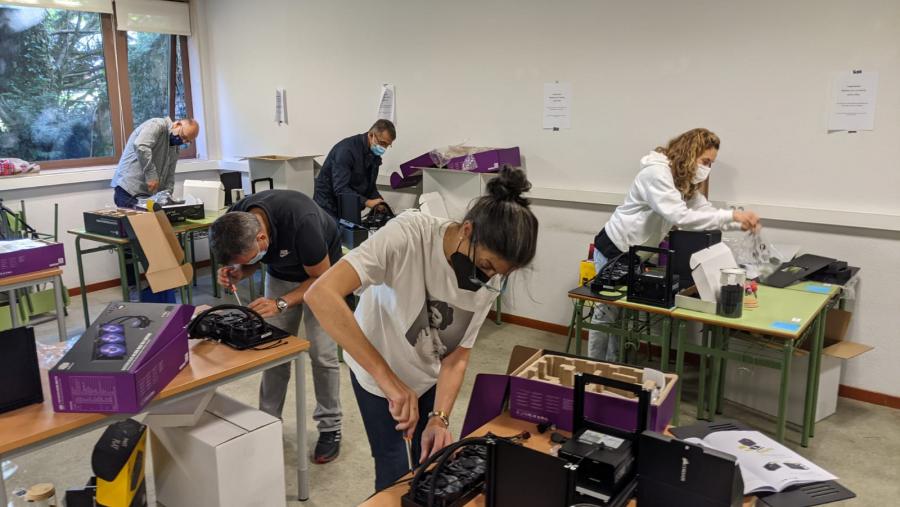 No obradoiro, cada docente montou dende cero o seu propio dispositivo con materiais proporcionados polo IGFAE Docentes traballando na montaxe da cámara de néboa