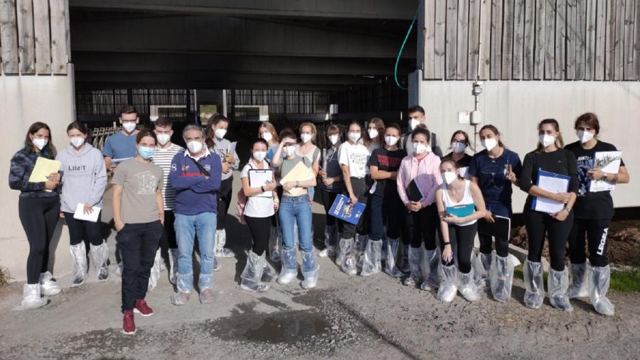 García Lara (sexto pola esquerda), con alumnado de Veterinaria na Granxa Experimental do Campus Terra en Castro de Rei García Lara (sexto pola esquerda), con alumnado de Veterinaria na Granxa Experimental do Campus Terra en Castro de Rei
