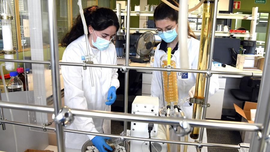Investigadoras nun laboratorio da USC. Foto: Santi Alvite Investigadoras nun laboratorio da USC. Foto: Santi Alvite