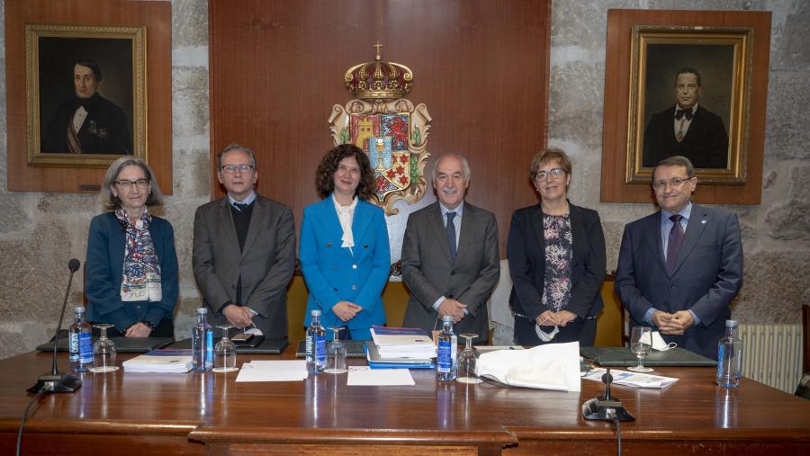 Inmaculada Tomás, terceira pola esquerda, xunto aos membros da comisión que a avaliaron Inmaculada Tomás, terceira pola esquerda, xunto aos membros da comisión que a avaliaron