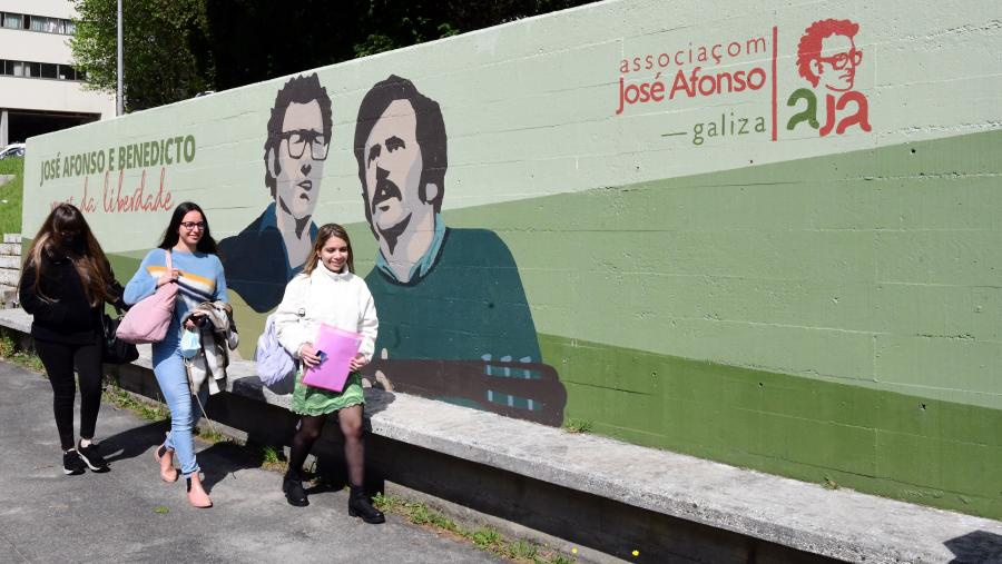 Mural en homenaxe a Zeca Afonso e a Benedicto García Villar. FOTO: Santi Alvite Mural en homenaxe a Zeca Afonso e a Benedicto García Villar. FOTO: Santi Alvite