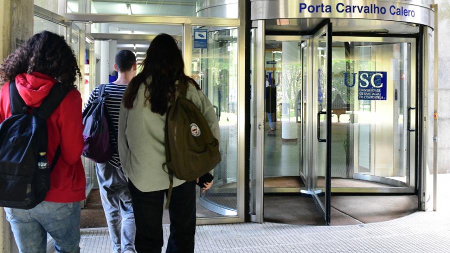 Estudantes acceden a unha facultade da USC. Foto: Santi Alvite Estudantes acceden a unha facultade da USC. Foto: Santi Alvite