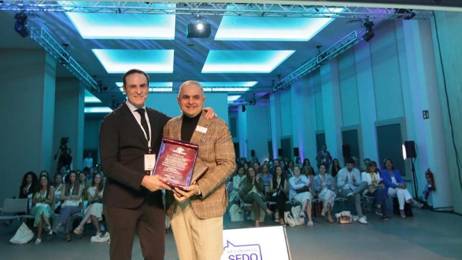 Pérez Varela recolleu a placa que distingue a súa traxectoria de mans do doutor Nikhilesh Vaid Pérez Varela recolleu a placa que distingue a súa traxectoria de mans do doutor Nikhilesh Vaid