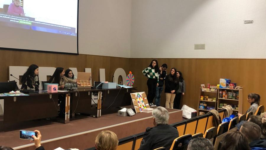 Alumnado presentando o material didáctico Alumnado presentando o material didáctico