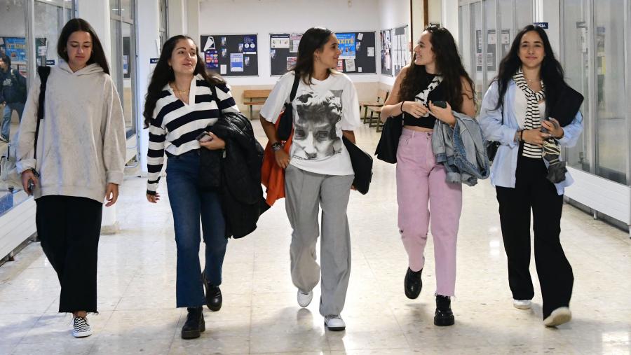 Alumnas por un dos corredores da USC. FOTO: Santi Alvite Alumnas por un dos corredores da USC. FOTO: Santi Alvite