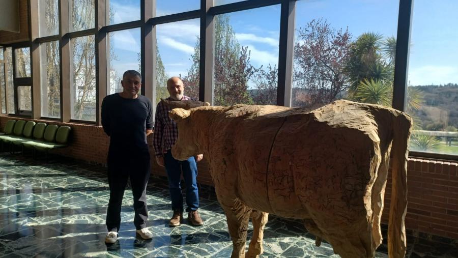 Álvaro de la Vega e Gonzalo Fernández ollan a peza 'Atavismo', exposta no vestíbulo de Veterinaria Álvaro de la Vega e Gonzalo Fernández ollan a peza 'Atavismo', exposta no vestíbulo de Veterinaria