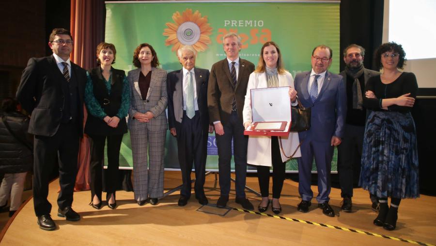 A fundadora de Casa Grande de Xanceda, Cristina Ferández Armesto, amosa a placa do Premio Aresa, arroupada polos organizadores e autoridades A fundadora de Casa Grande de Xanceda, Cristina Ferández Armesto, amosa a placa do Premio Aresa, arroupada polos organizadores e autoridades