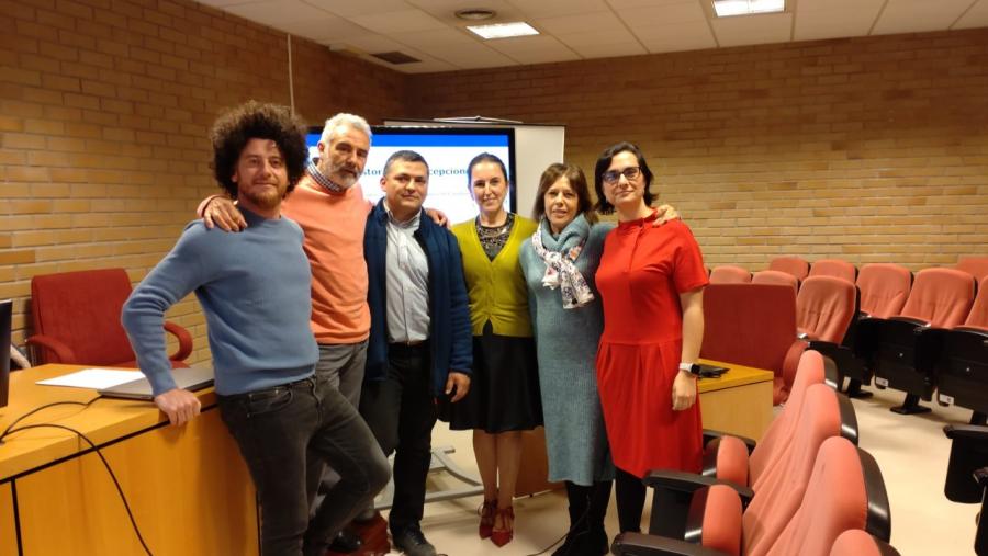 Daniel Vázquez Vila, no centro, coas directoras da tese e membros do tribunal, na Facultade de Humanidades