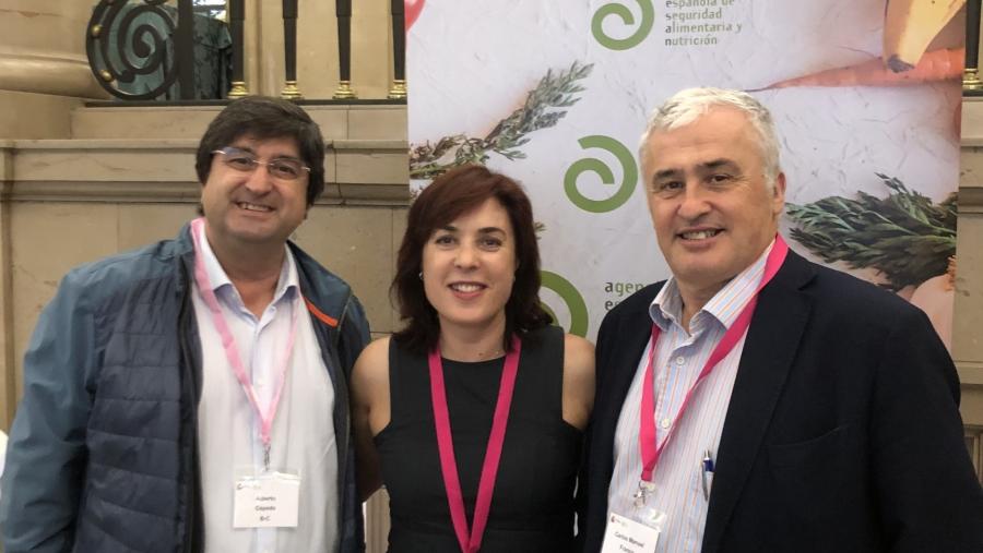 Azucena Mora, entre Alberto Cepeda e Carlos Franco, na sede da AESAN Azucena Mora, entre Alberto Cepeda e Carlos Franco, na sede da AESAN