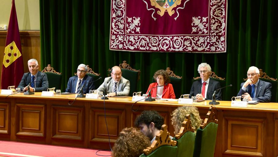 O reitor presidiu a sesión que se desenvolveu no Colexio de Fonseca. FOTO: Santi Alvite O reitor presidiu a sesión que se desenvolveu no Colexio de Fonseca. FOTO: Santi Alvite