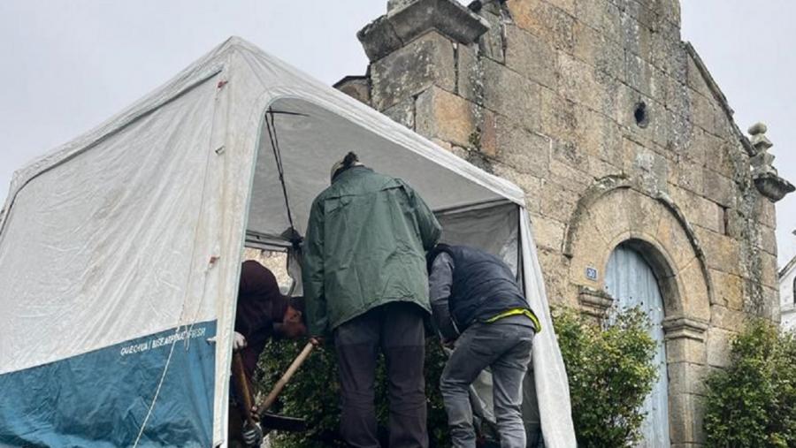 Traballos de exhumación en Viana do Bolo