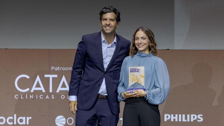 Alba Regueira recollendo o galardón de Gaceta Dental Alba Regueira recollendo o galardón de Gaceta Dental