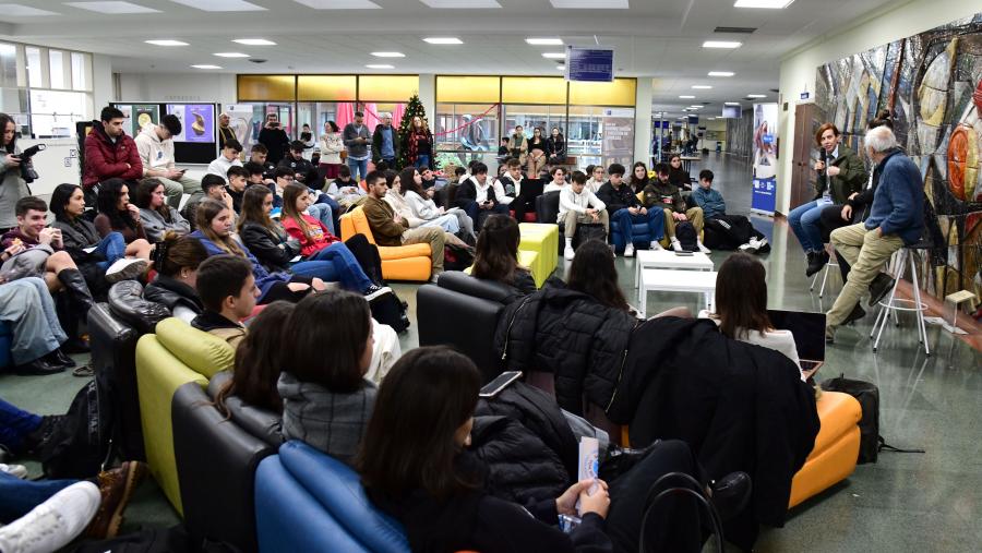 Os profesores Xoán Carmona e Adrián Dios analizaron, no vestíbulo da Facultade de Ciencias Económicas e Empresariais ‘O mundo dos felices Anos 20’ dende unha perspectiva galega. FOTO: Santi Alvite Os profesores Xoán Carmona e Adrián Dios analizaron, no vestíbulo da Facultade de Ciencias Económicas e Empresariais ‘O mundo dos felices Anos 20’ dende unha perspectiva galega. FOTO: Santi Alvite
