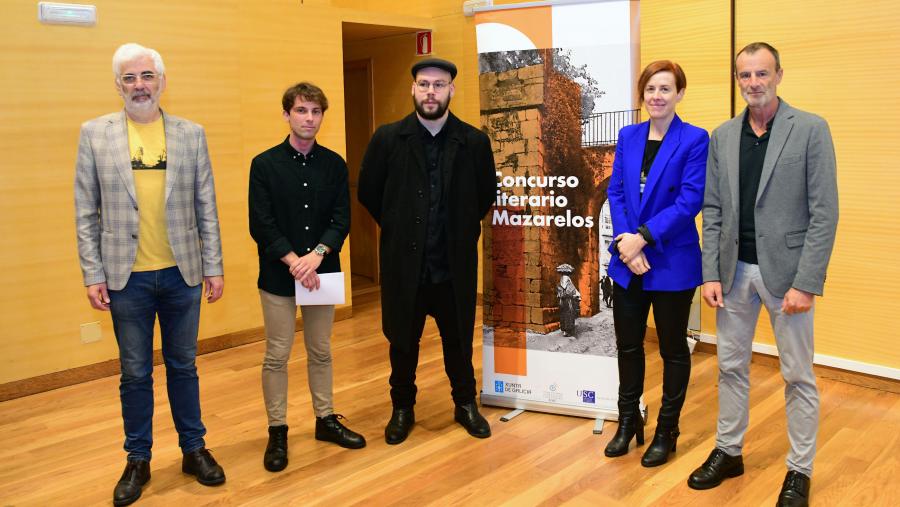 Elias Feijo, esquerda, os premiados, Pilar Murias e Manuel Núñez Singala. FOTO: Santi Alvite Elias Feijo, esquerda, os premiados, Pilar Murias e Manuel Núñez Singala. FOTO: Santi Alvite